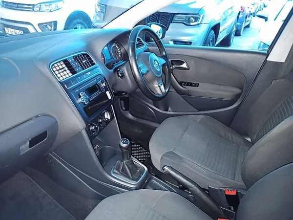 2012-Volkswagen-Polo-16-Comfortline-5-dr image:8