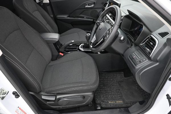 2026-Mahindra-XUV-3XO-12T-AX5 image:5
