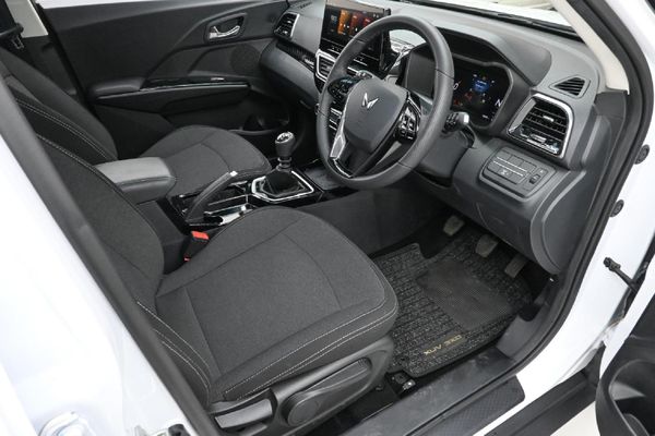 2026-Mahindra-XUV-3XO-12T-AX5 image:6