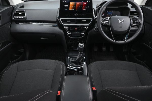2026-Mahindra-XUV-3XO-12T-AX5 image:7
