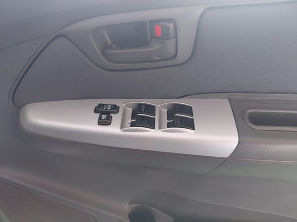 2012-Toyota-Hilux-25-D-4D-SRX-4x4-Double-Cab image:9