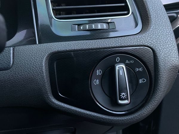 2014-Volkswagen-Golf-VII-GTI-20-TSI-Auto image:11