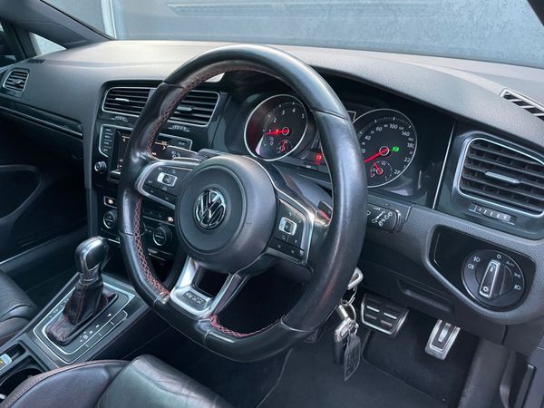 2014-Volkswagen-Golf-VII-GTI-20-TSI-Auto image:15