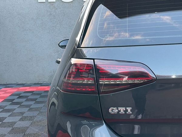 2014-Volkswagen-Golf-VII-GTI-20-TSI-Auto image:8