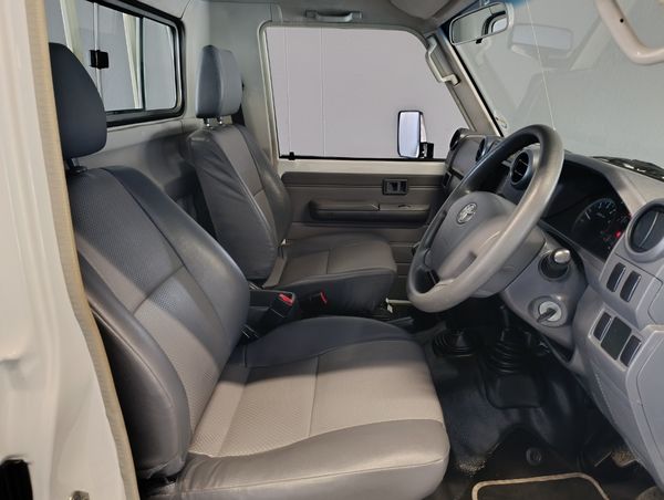 2018-Toyota-Land-Cruiser-79-42-D-Single-Cab image:11
