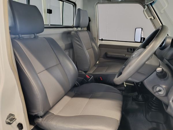 2018-Toyota-Land-Cruiser-79-42-D-Single-Cab image:12