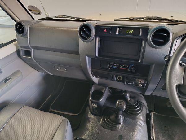 2018-Toyota-Land-Cruiser-79-42-D-Single-Cab image:14