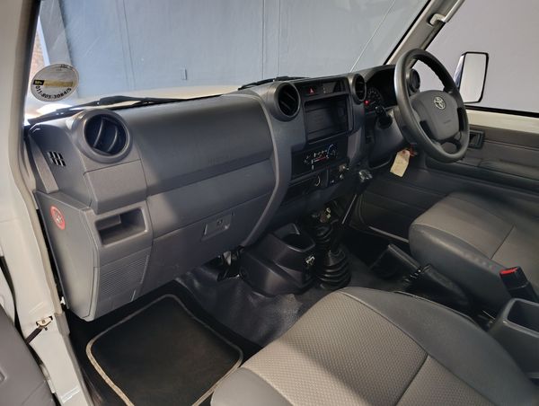 2018-Toyota-Land-Cruiser-79-42-D-Single-Cab image:16