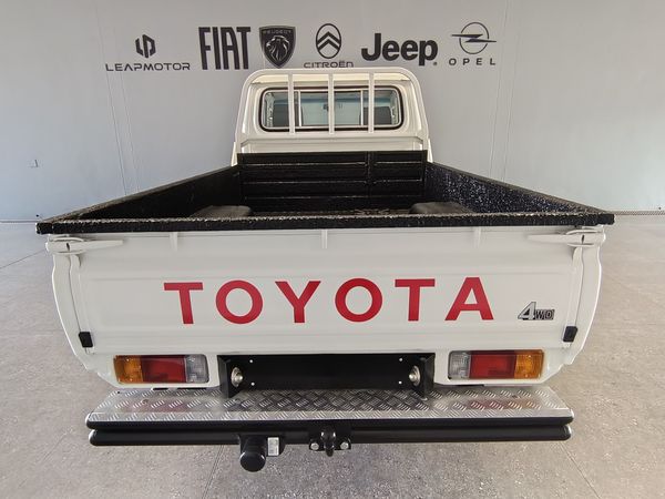 2018-Toyota-Land-Cruiser-79-42-D-Single-Cab image:3