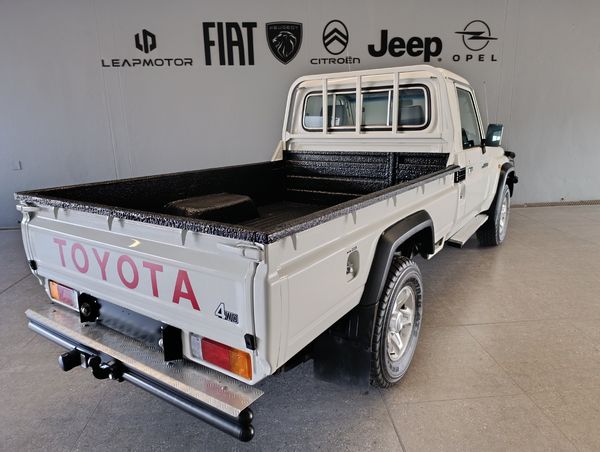 2018-Toyota-Land-Cruiser-79-42-D-Single-Cab image:4