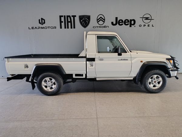 2018-Toyota-Land-Cruiser-79-42-D-Single-Cab image:6