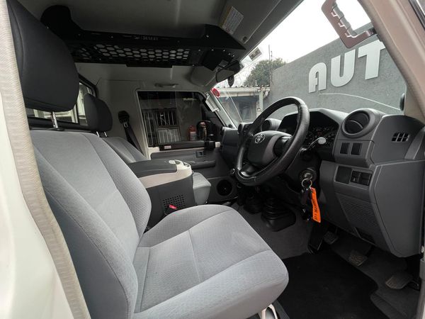 2025-Toyota-Land-Cruiser-79-45-4D-LX-V-Single-Cab image:21
