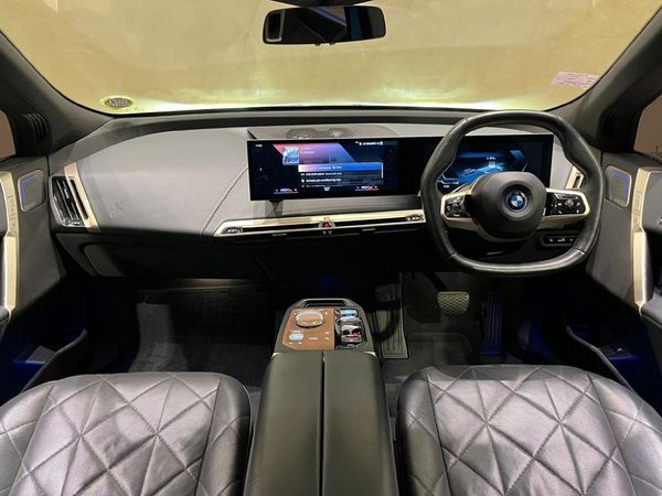 2023-BMW-iX-xDrive50 image:5