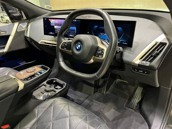 2023-BMW-iX-xDrive50 image:6