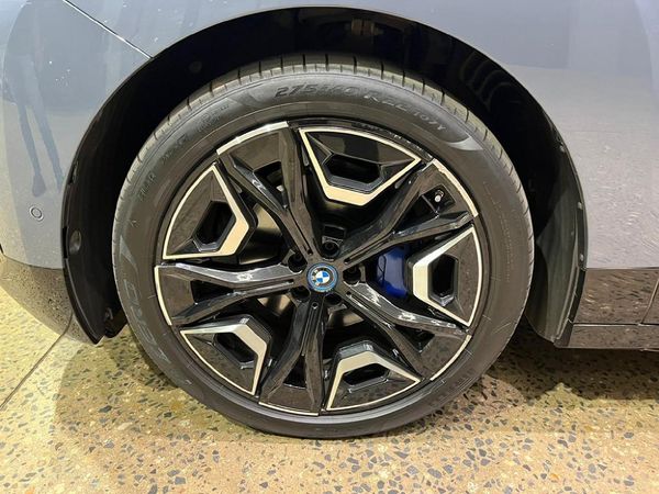 2023-BMW-iX-xDrive50 image:8
