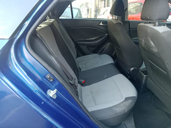2015-Hyundai-i20-14-Fluid-Auto image:10