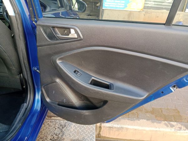 2015-Hyundai-i20-14-Fluid-Auto image:12