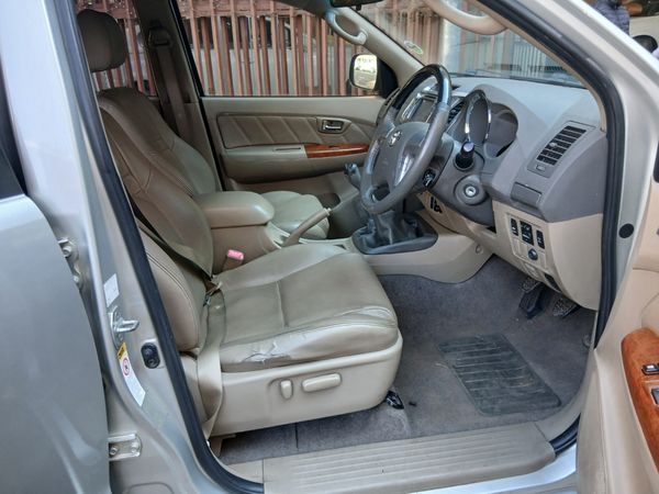 2010-Toyota-Fortuner-30-D-4D-Raised-Body-4x4 image:8