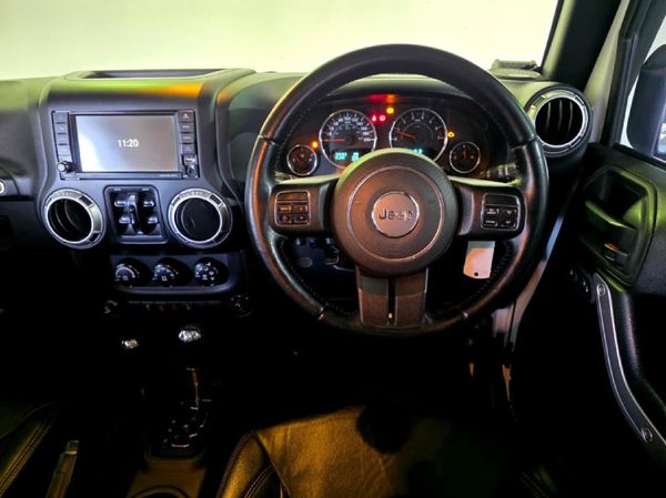 2015-Jeep-Wrangler-Unlimited-Sahara-36-V6-Auto image:9