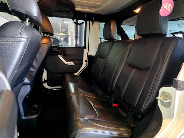 2015-Jeep-Wrangler-Unlimited-Sahara-36-V6-Auto image:10