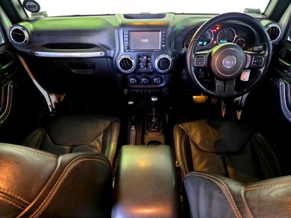 2015-Jeep-Wrangler-Unlimited-Sahara-36-V6-Auto image:11