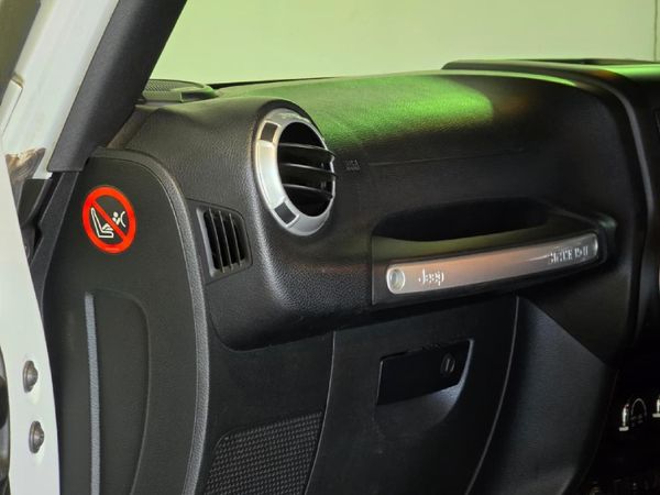 2015-Jeep-Wrangler-Unlimited-Sahara-36-V6-Auto image:13
