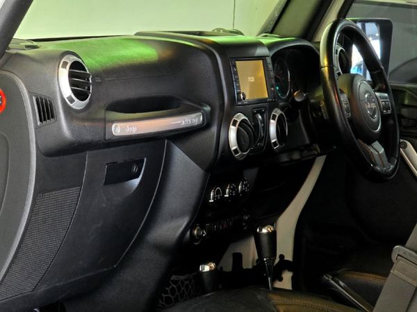 2015-Jeep-Wrangler-Unlimited-Sahara-36-V6-Auto image:14