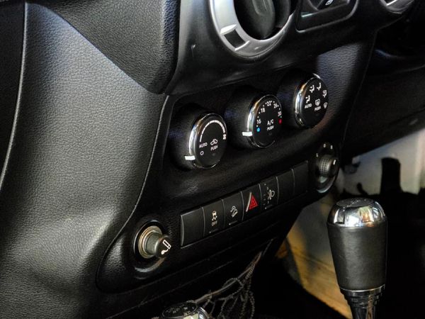 2015-Jeep-Wrangler-Unlimited-Sahara-36-V6-Auto image:18
