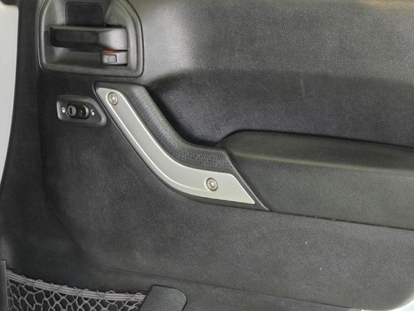 2015-Jeep-Wrangler-Unlimited-Sahara-36-V6-Auto image:20