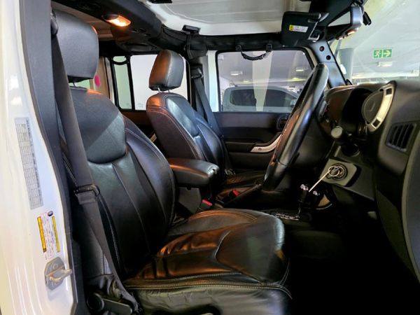2015-Jeep-Wrangler-Unlimited-Sahara-36-V6-Auto image:2