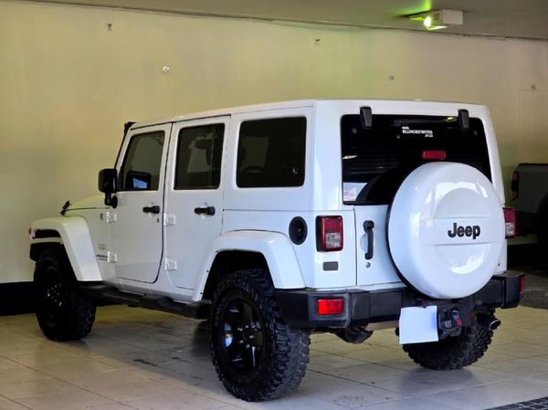2015-Jeep-Wrangler-Unlimited-Sahara-36-V6-Auto image:7