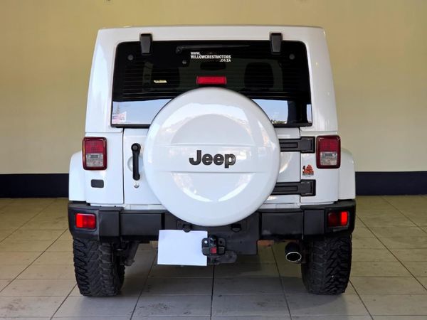 2015-Jeep-Wrangler-Unlimited-Sahara-36-V6-Auto image:8