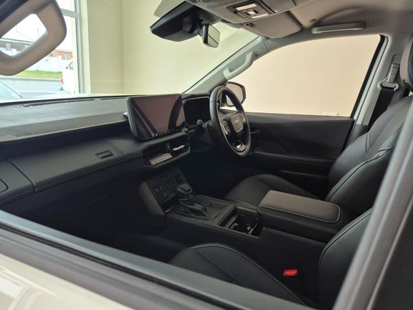 2026-Toyota-Hilux-28-GD-6-RB-Legend-Auto-Double-Cab-Mhev image:4