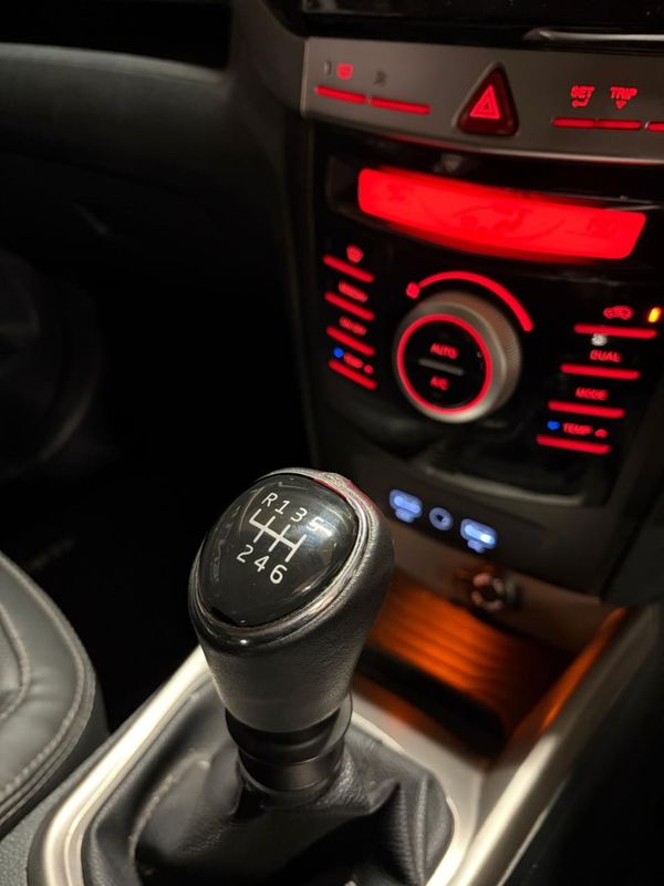 2023-Mahindra-XUV-300-15D-W8 image:9