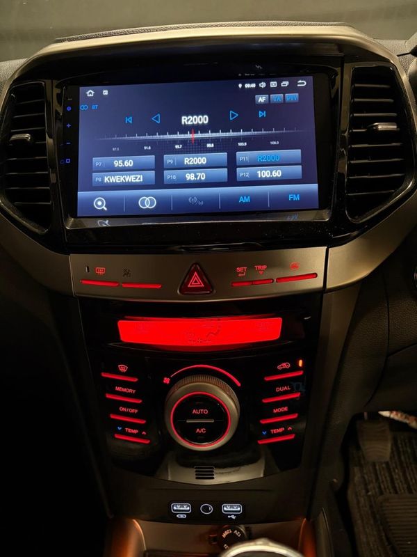 2023-Mahindra-XUV-300-15D-W8 image:10