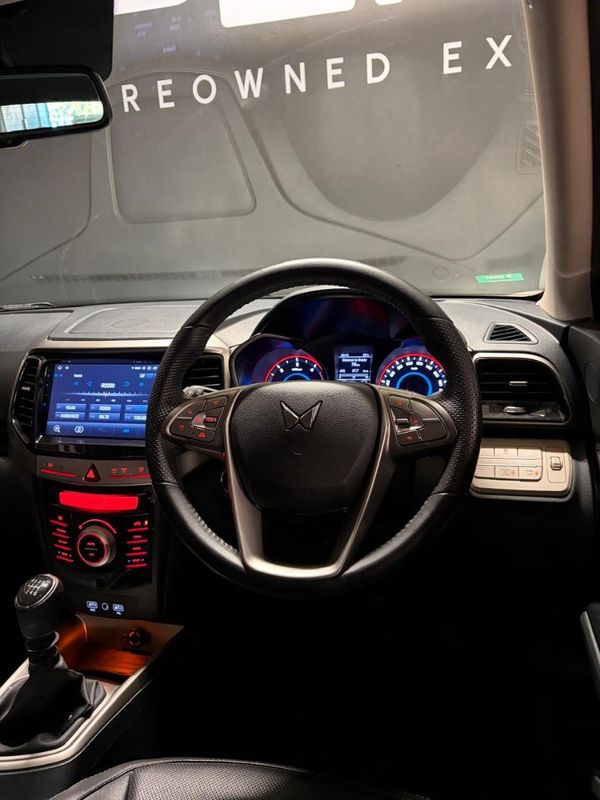 2023-Mahindra-XUV-300-15D-W8 image:15