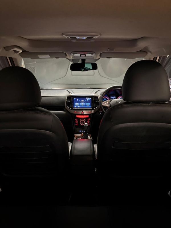 2023-Mahindra-XUV-300-15D-W8 image:8