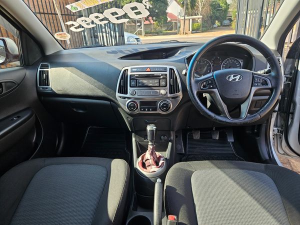 2013-Hyundai-i20-14-Fluid image:9