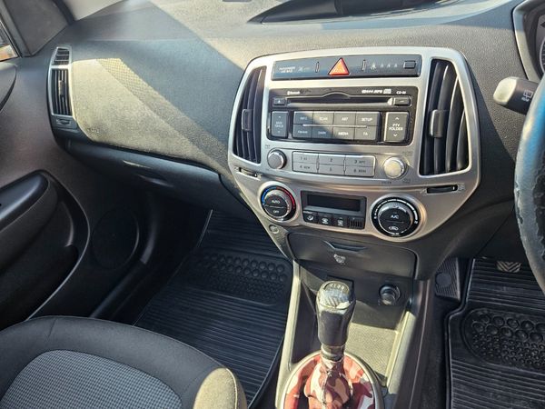 2013-Hyundai-i20-14-Fluid image:10