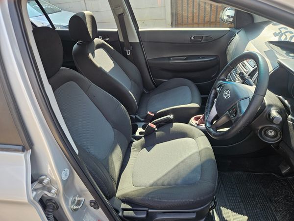 2013-Hyundai-i20-14-Fluid image:7