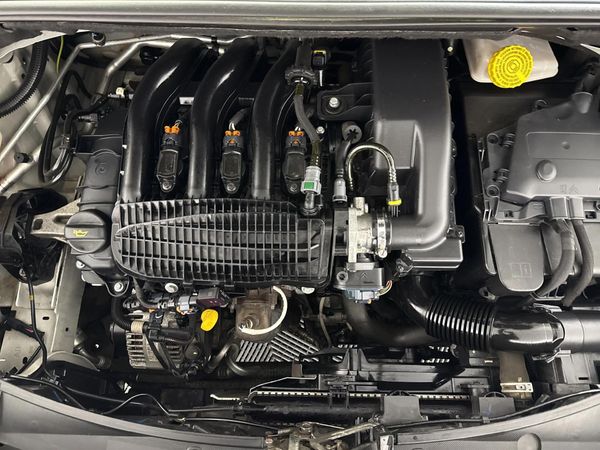 2014-Citroen-DS3-12-VTI-Design-3-dr image:9