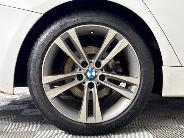 2015-BMW-3-Series-320i-Sport-Auto image:7