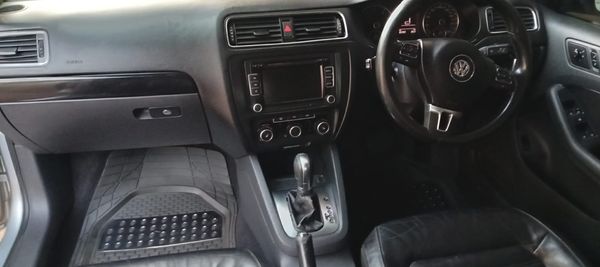 2014-Volkswagen-Jetta-VI-14-TSI-Highline-Auto image:9