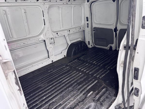 2012-Renault-Trafic-19-dCi-Panel-Van image:10