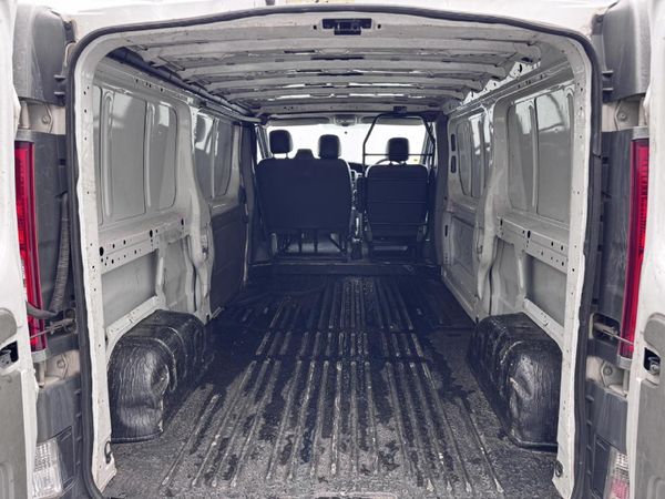 2012-Renault-Trafic-19-dCi-Panel-Van image:11