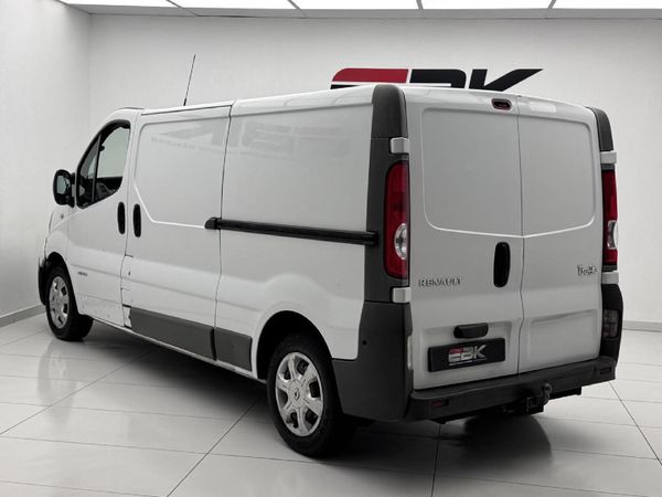 2012-Renault-Trafic-19-dCi-Panel-Van image:3