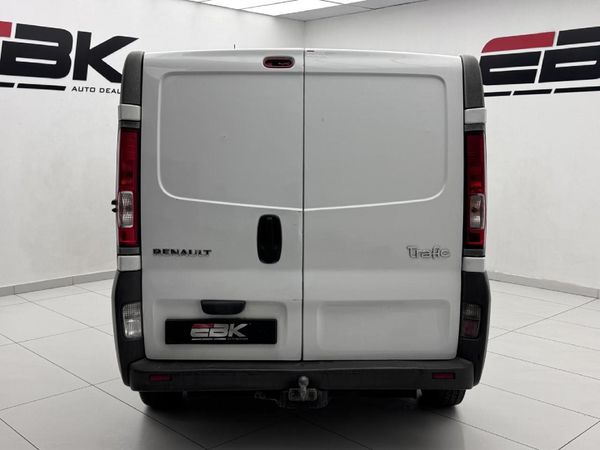 2012-Renault-Trafic-19-dCi-Panel-Van image:4