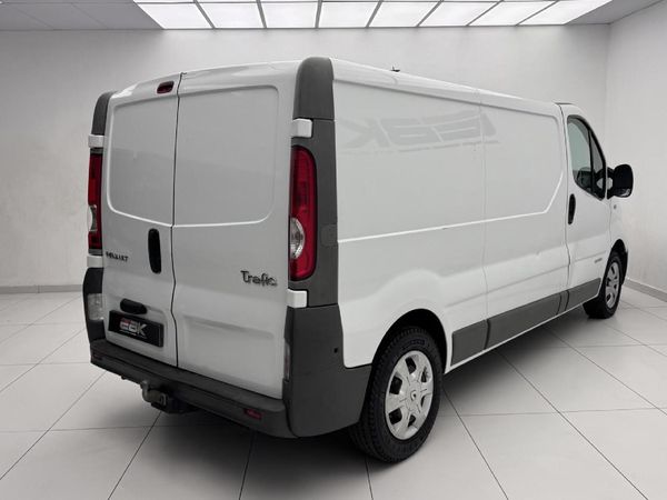 2012-Renault-Trafic-19-dCi-Panel-Van image:5