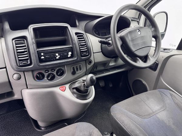 2012-Renault-Trafic-19-dCi-Panel-Van image:7