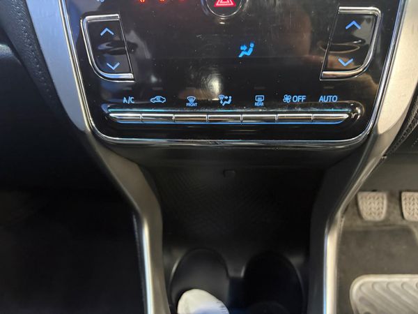 2018-Toyota-Yaris-15-Sport-5-dr image:40